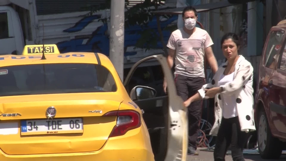 Korona virüs denetimine tepki gösterdi, maskesini atarak taksiye bindi