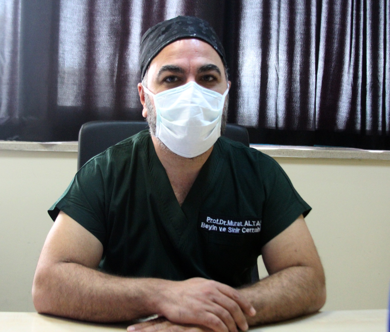 Korona virüs geçiren iki doktordan biri çürümüş soğan, diğeri yanık lastik kokusu aldı