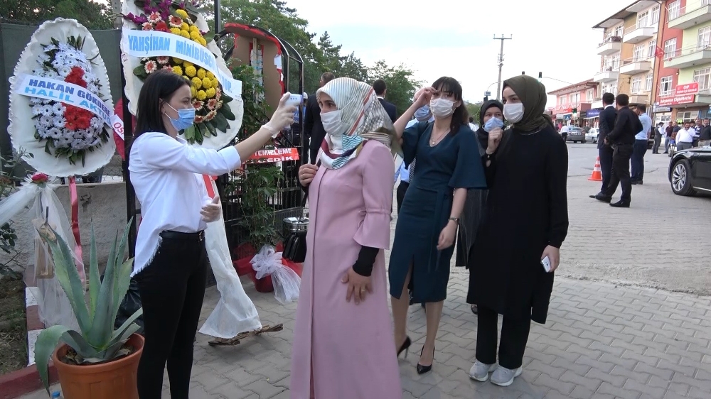 Korona virüs gölgesinde düğün yapıldı, sadece gelin ve damat oynadı