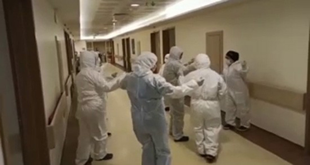Korona virüs hastaları azalınca erik dalı oynadılar