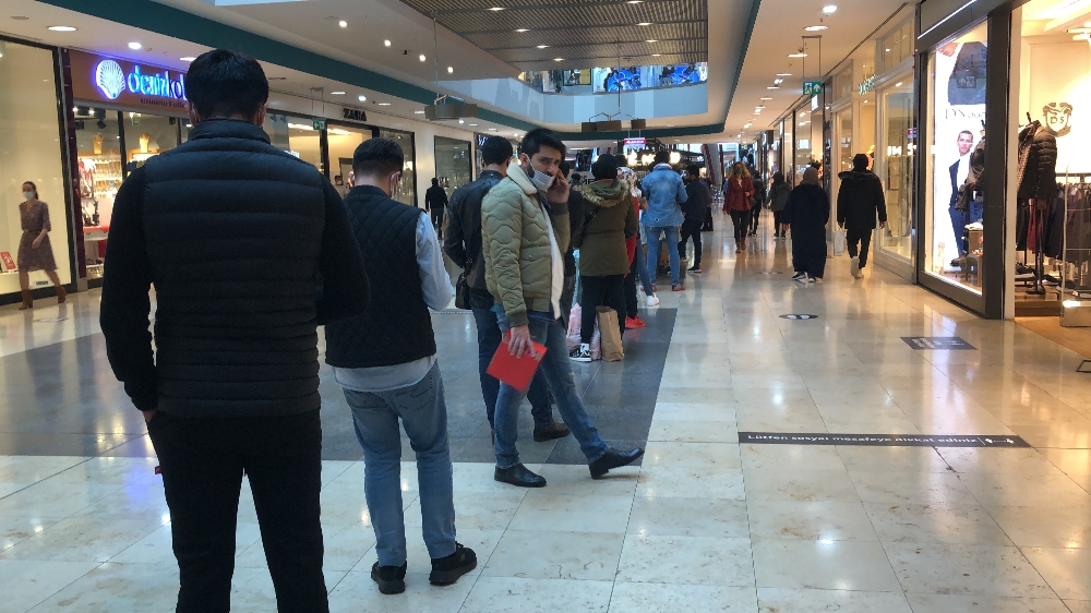 Korona virüs hiçe sayıldı, indirim nedeniyle metrelerce kuyruk oluştu