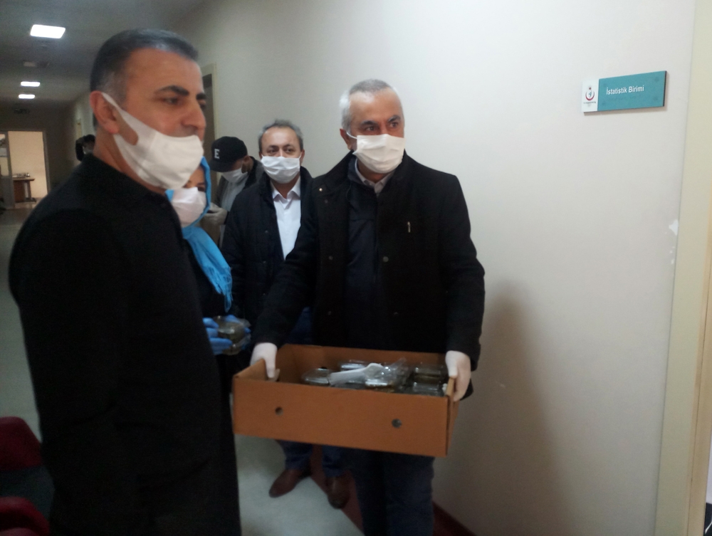 Korona virüs ile mücadele eden sağlık çalışanlarına sarma ikramı