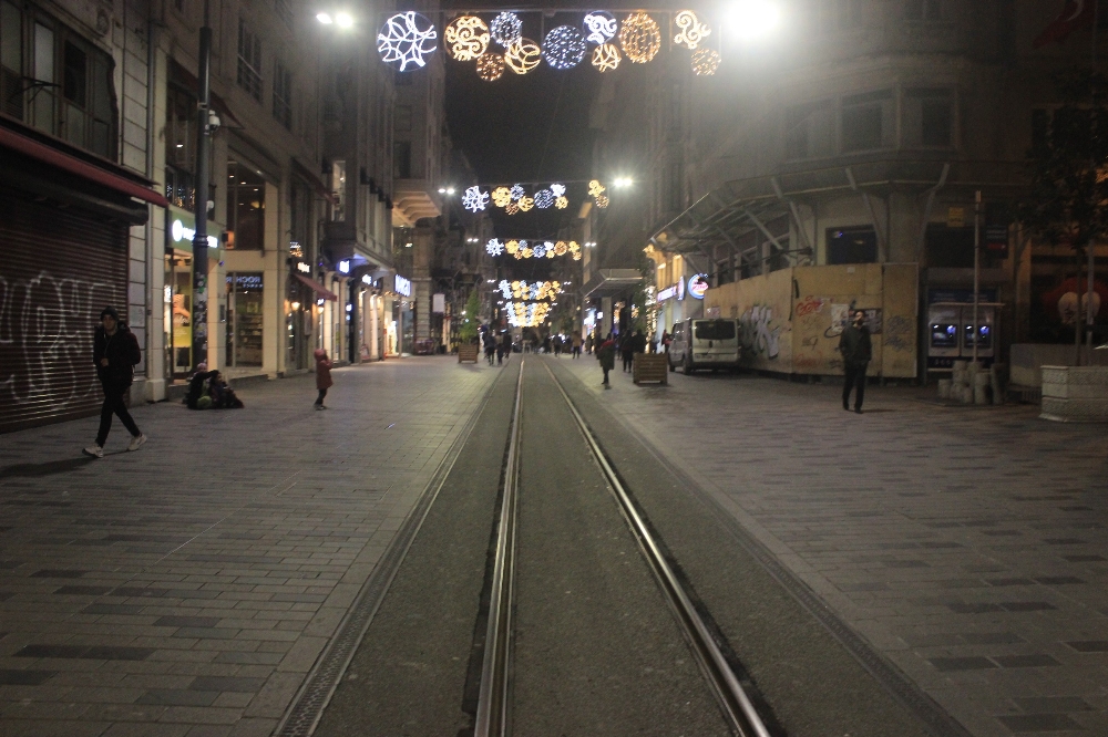 Korona virüs nedeniyle İstiklal Caddesi ve Taksim Meydanı boş kaldı