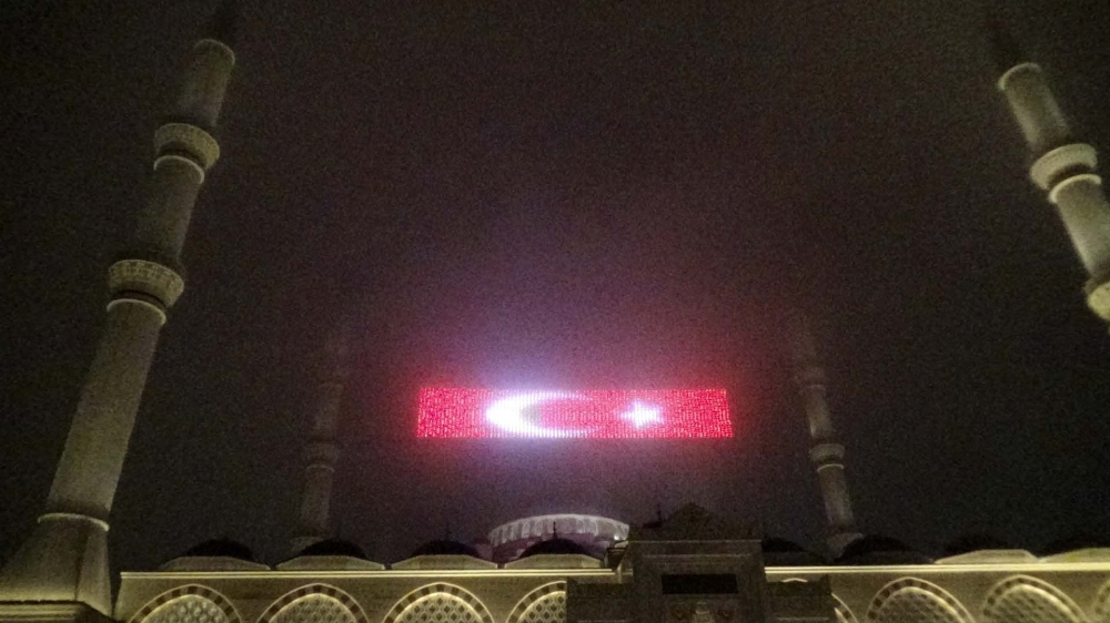 Korona virüs salgınının son bulması için Çamlıca Camii’nde dua sesleri yükseldi