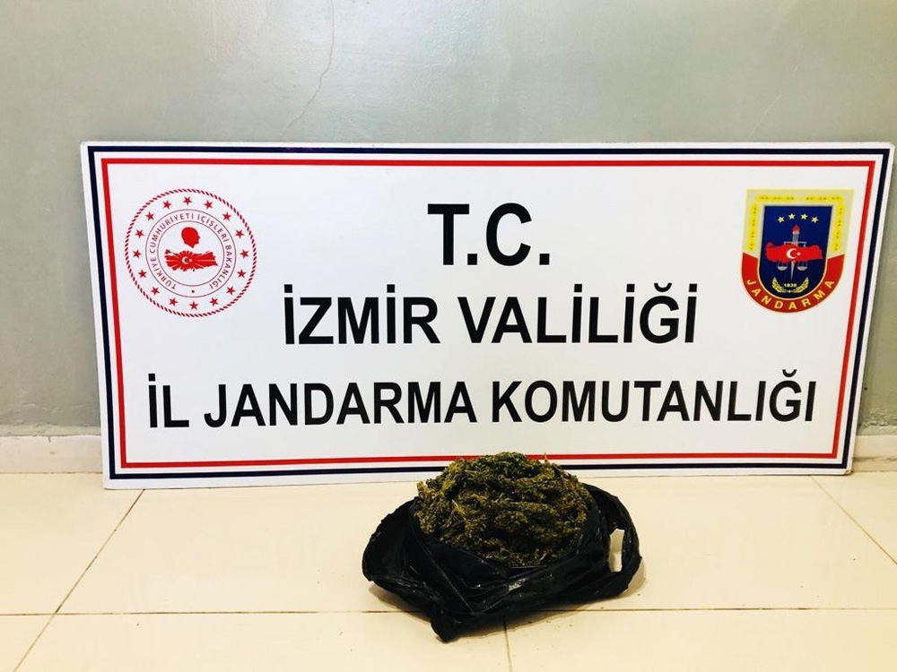 Korona virüs tedbirlerine uymadıkları yetmemiş gibi uyuşturucu madde ile yakalandılar