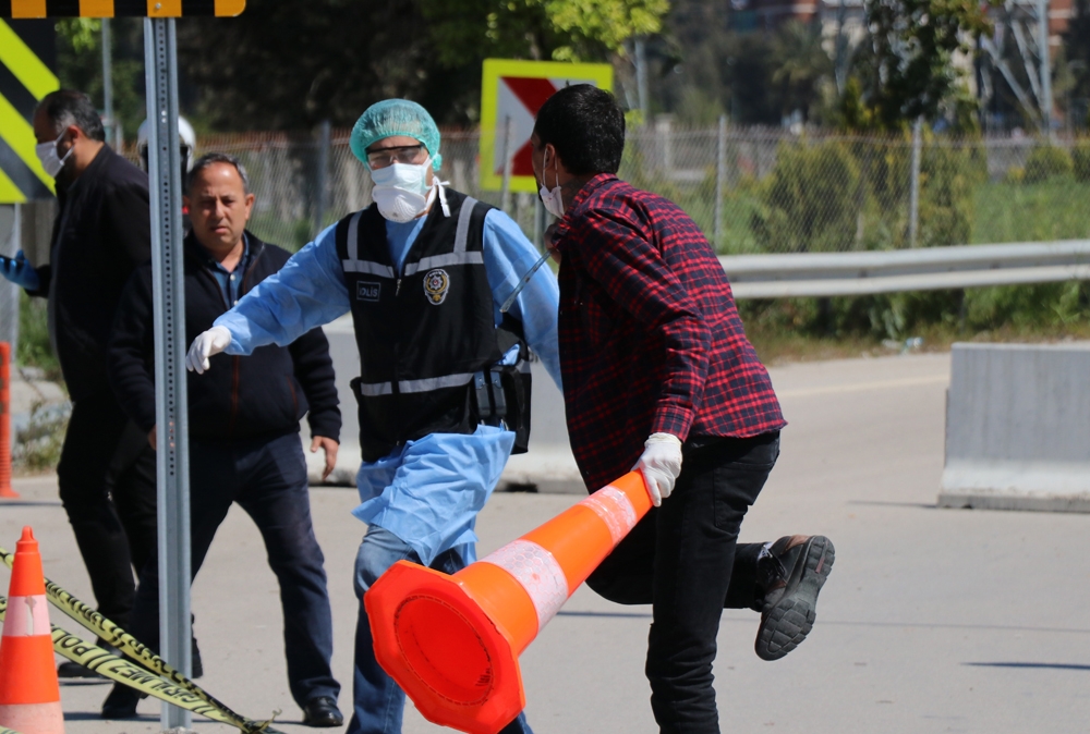 Korona virüs testi pozitif çıktı, hastaneden kaçıp polislere dehşet yaşattı