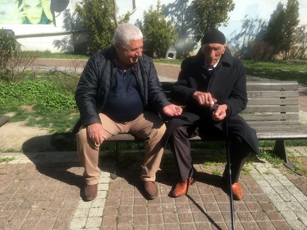 Korona virüs uyarısını dikkate almayan yaşlılar, parklarda