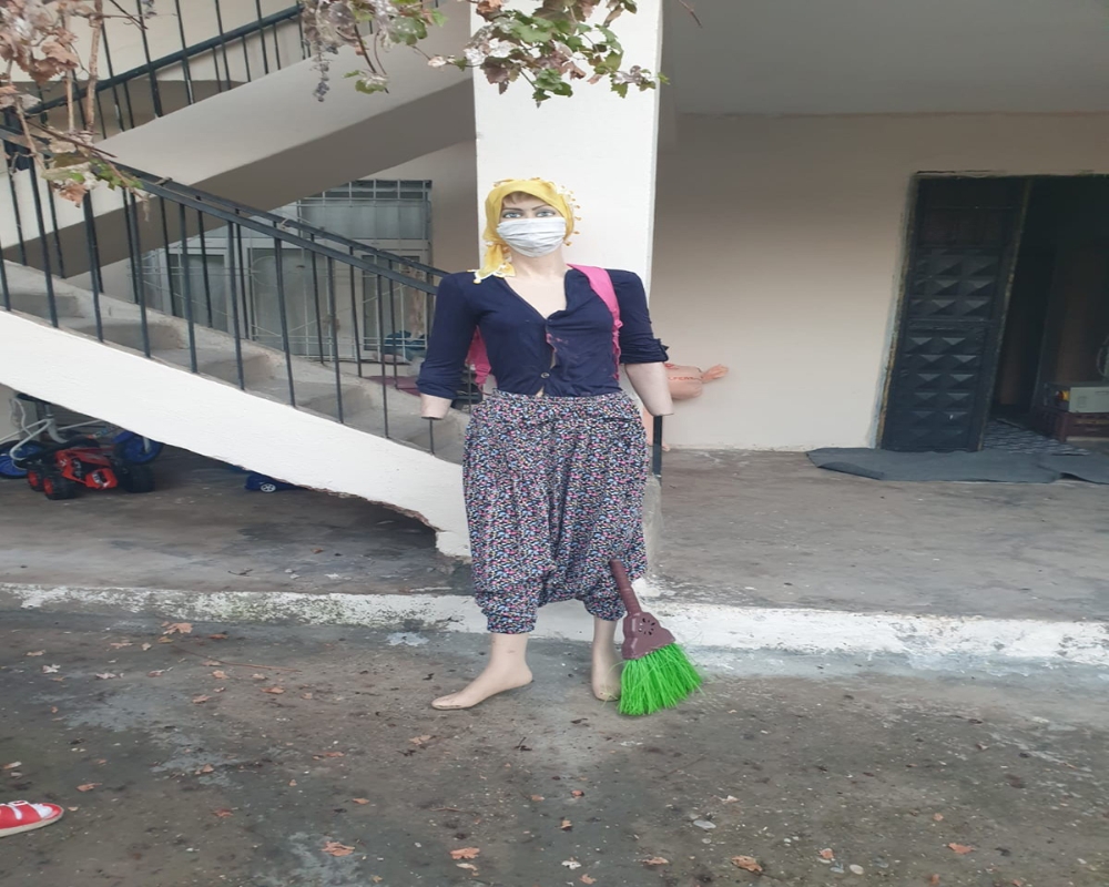Korona virüse dikkat çekmek için cansız mankene maske taktı