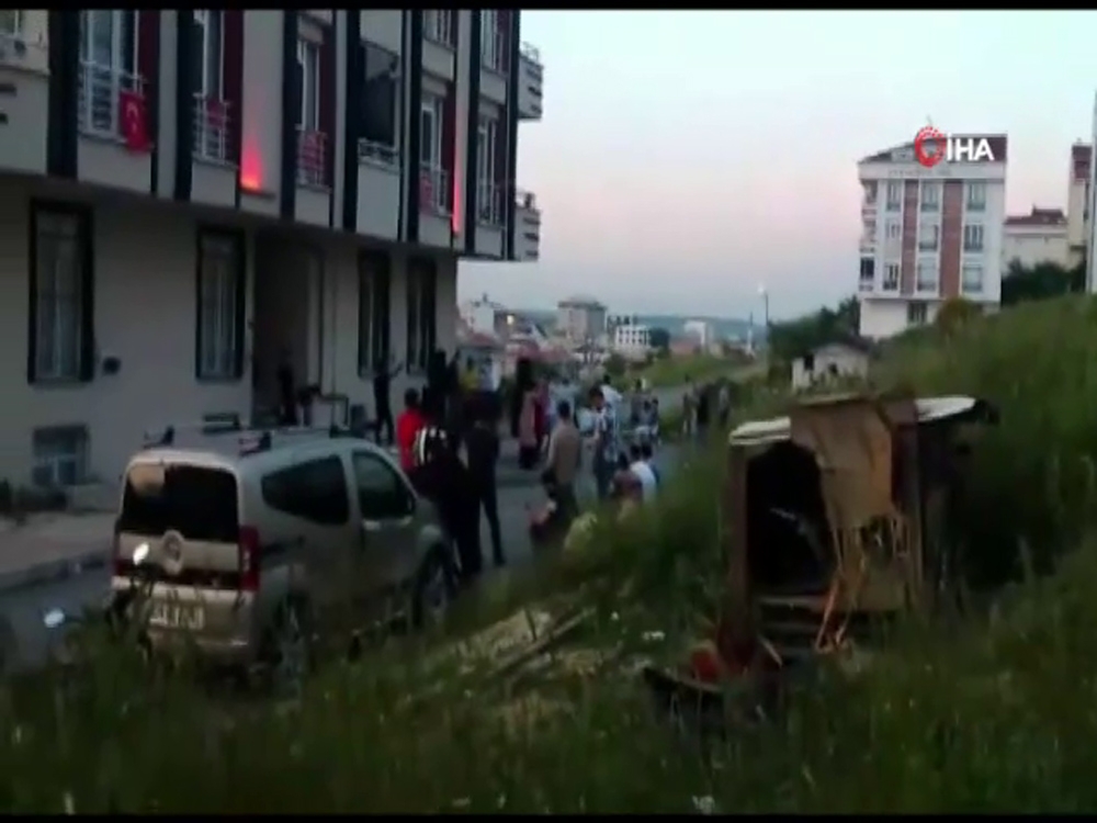 Korona virüse rağmen sokak ortasında düğün yaptılar