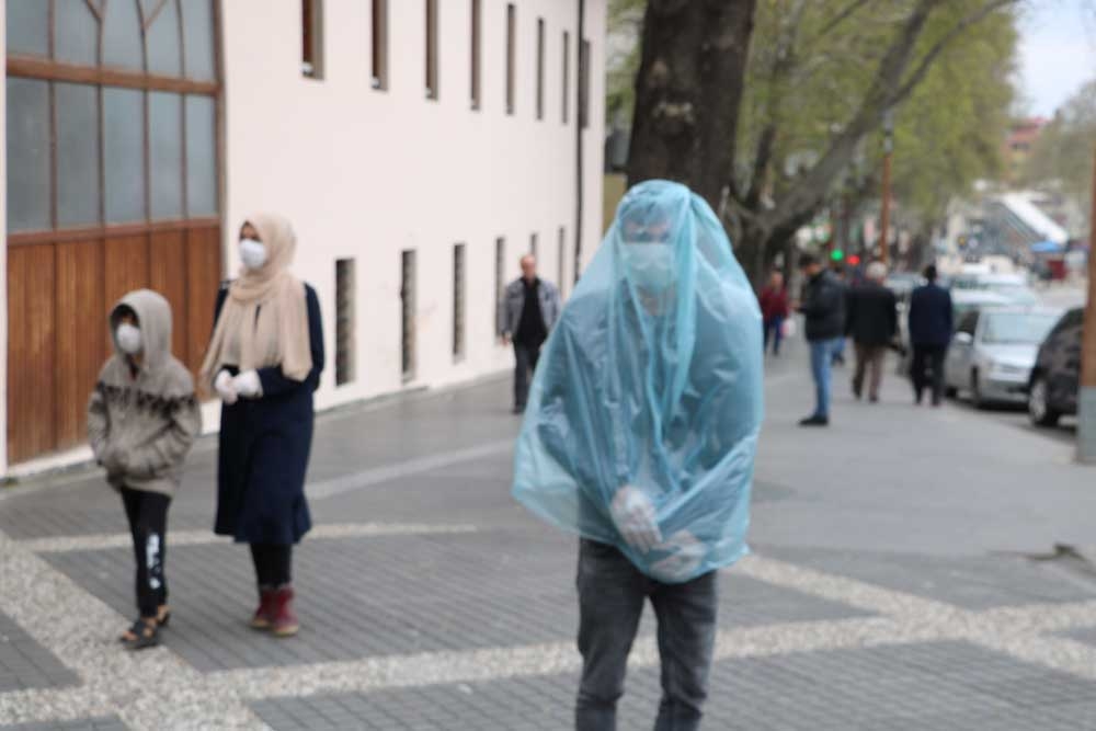 Korona virüsten çöp poşetiyle korunuyor