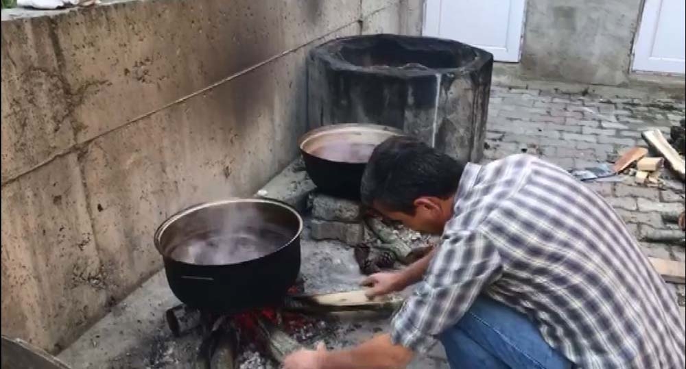 Korona virüsten korunmak için kavanozlar dolusu pekmez yapıp komşularına dağıttı