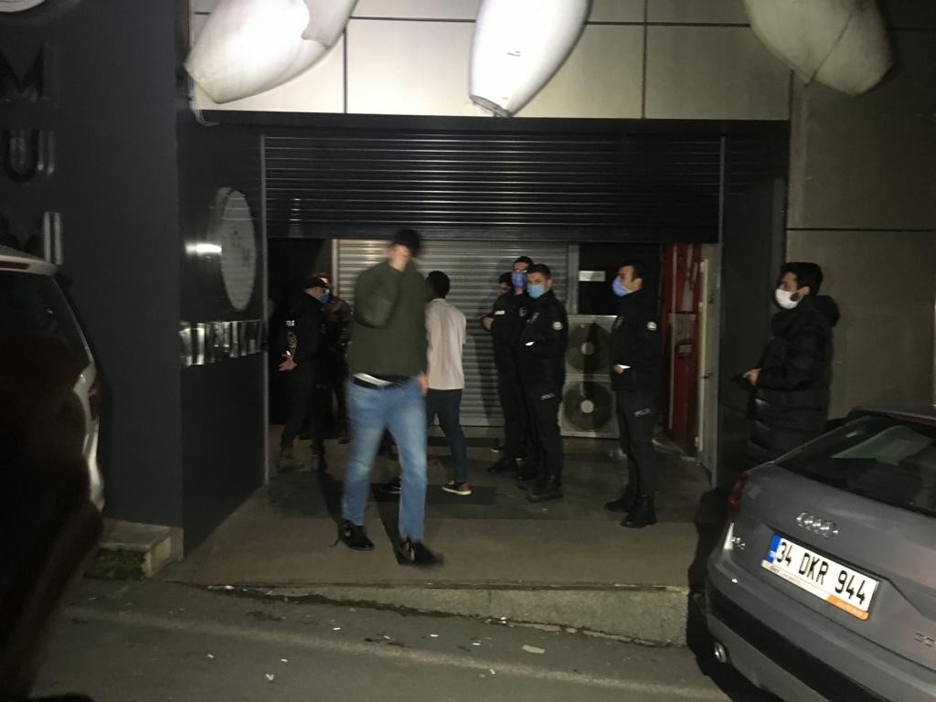 Korona virüsü hiçe saydılar, polis ekipleri tarafından basıldılar