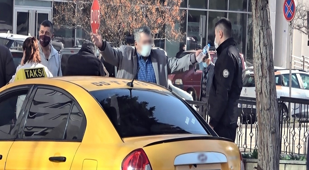 Korona virüsü temaslısı bankaya girmeye çalışırken yakalandı