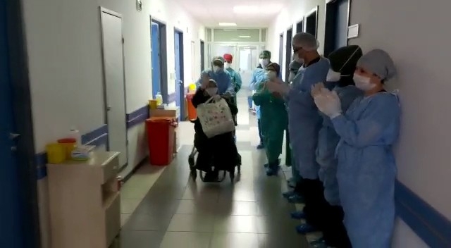Korona virüsü yenen 67 yaşındaki kadın alkışlarla taburcu oldu