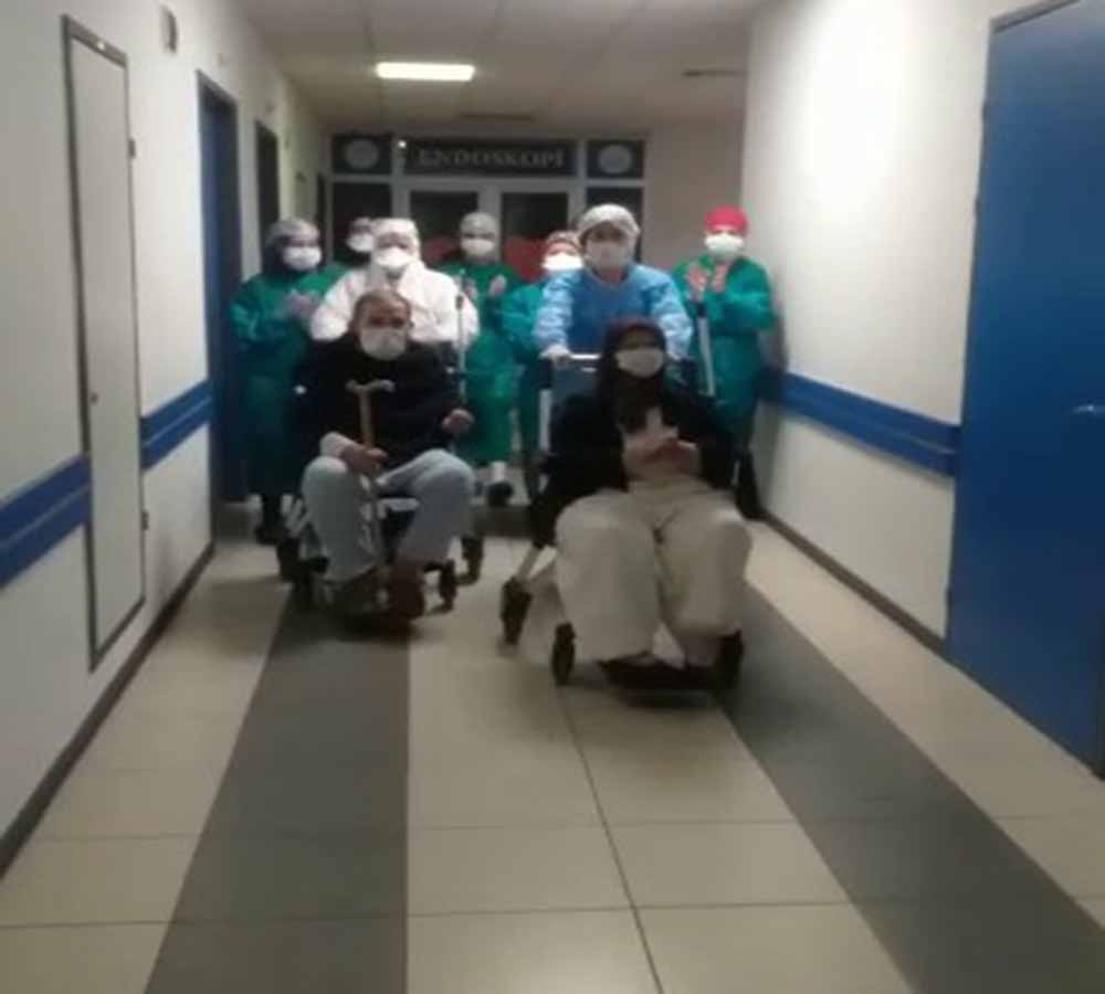 Korona virüsü yenen 80 ve 81 yaşındaki çift taburcu edildi