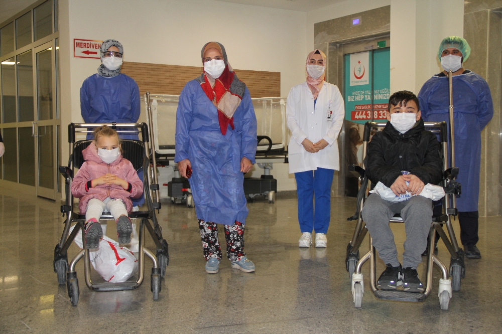 Korona virüsü yenen aile alkışlarla taburcu edildi