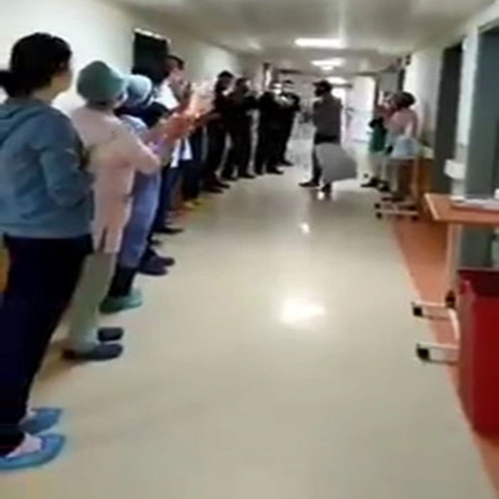 Korona virüsü yenen hastayı sağlık görevlileri alkışlarla uğurladı