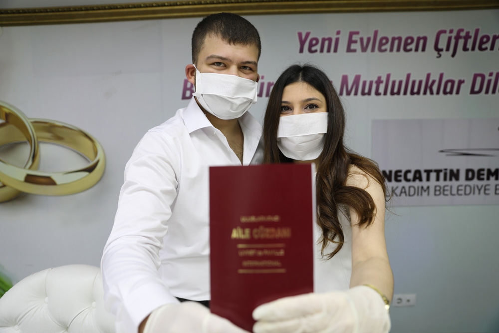 Korona virüsüne karşı tıbbı maske ve eldivenli nikah