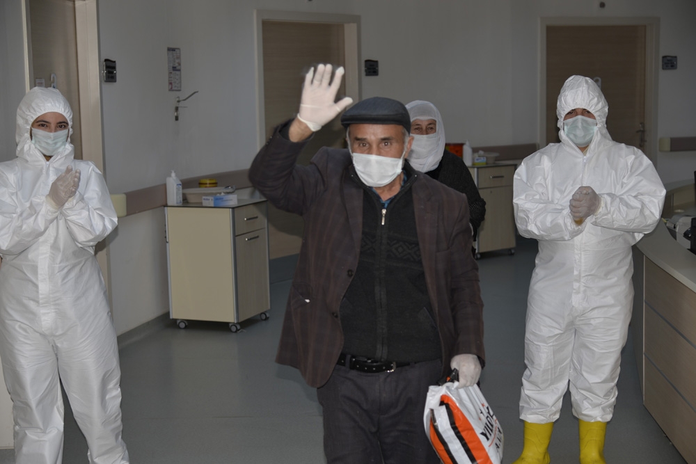 Korona virüsünü yenip alkışlarla taburcu oldular