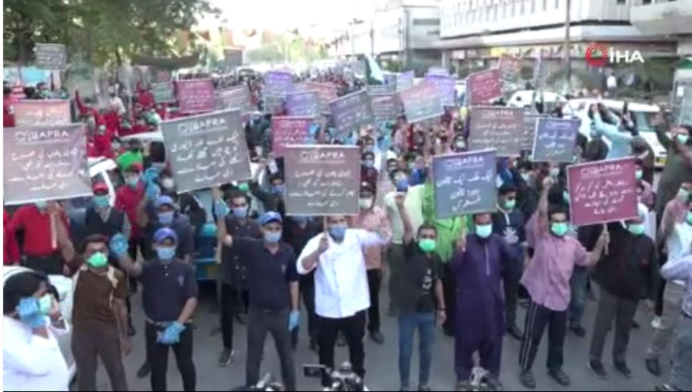 Korona yasakları Pakistan’da protesto edildi