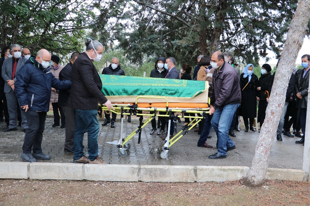 Koronadan ölen doktor, babası için ayrılan mezara defnedildi