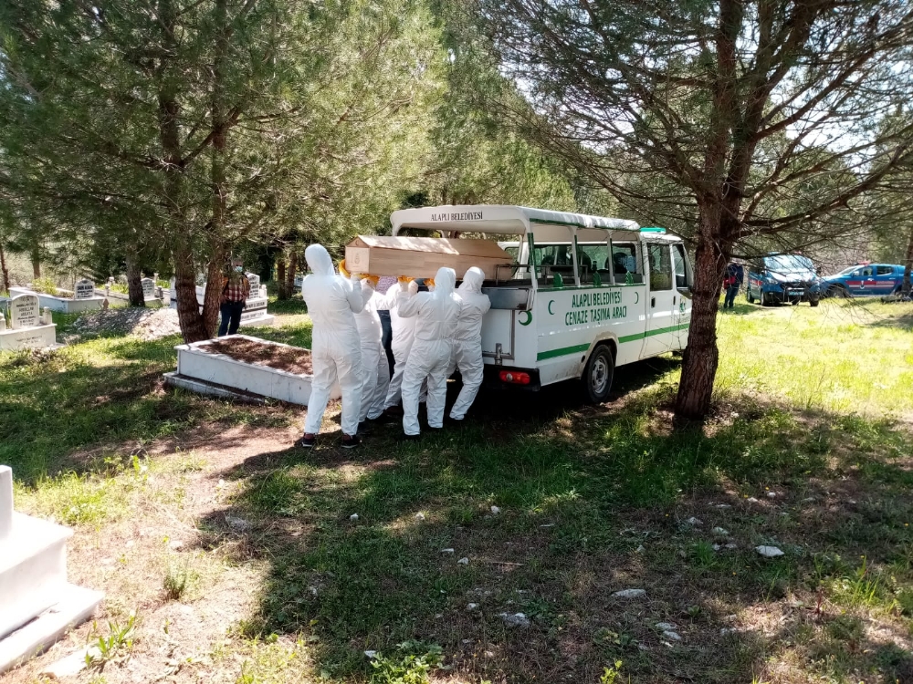 Koronadan ölen kadın, görevliler gelmeyince damadı ve torunu tarafından toprağa verildi