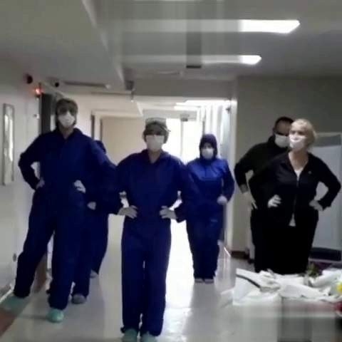 Koronavirüsten iyileşen hastaları penguen dansı ile uğurladılar