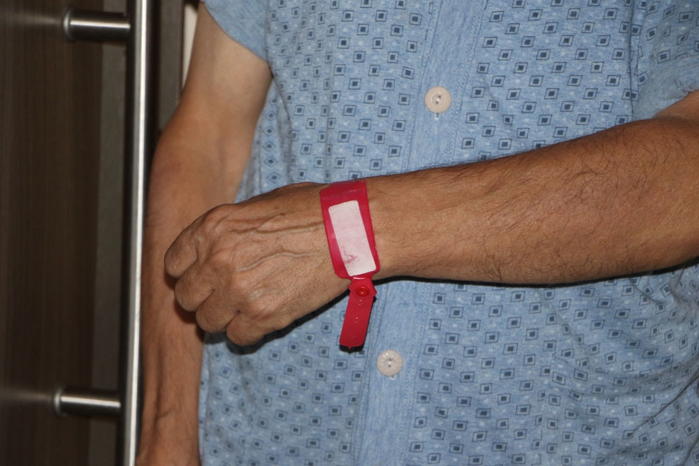 Koronaya yakalananlar bileklik ile takip edilecek