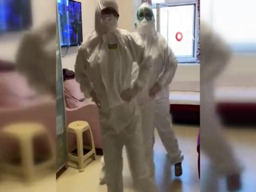Koronayı yenen sağlık çalışanlarından penguen dansı