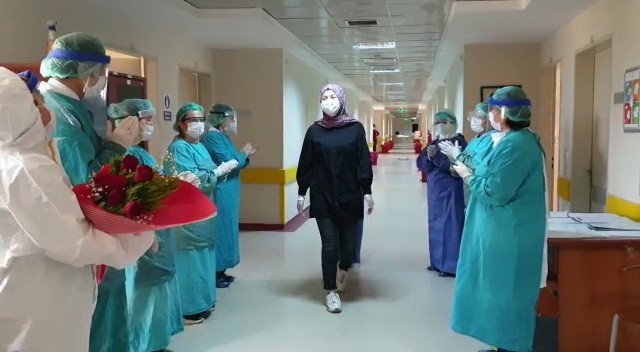 Koronayı yenen Şifanur hemşire alkışlarla taburcu oldu