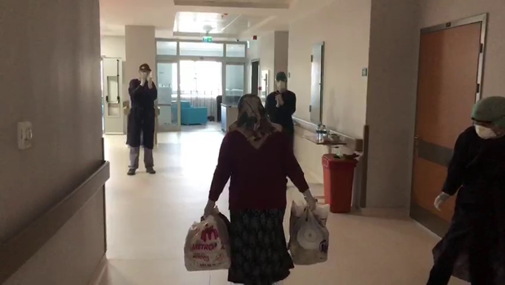 Koronayı yenen yaşlı kadın sağlık çalışanlarının alkışlarıyla uğurlandı