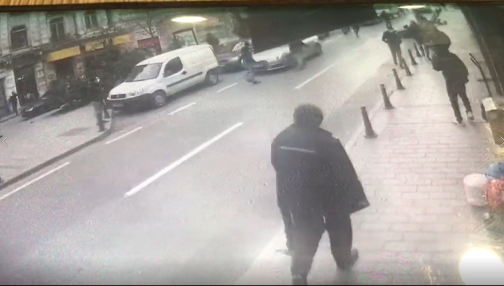 Koşarak karşıya geçmeye çalıştı motosikletliye çarptı
