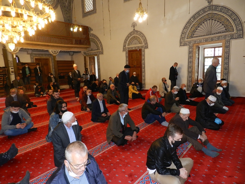 Kosova’da 76 gün sonra yeniden açılan camilerde ilk cuma namazı
