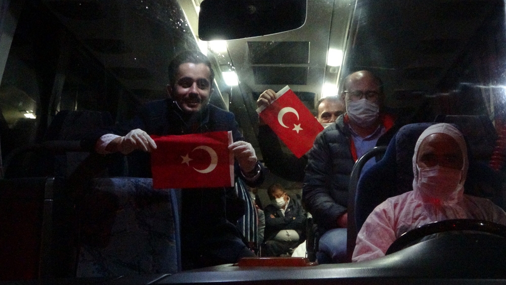 Kosova’da bulunan 103 Türk vatandaşı Uşak’a getirildi