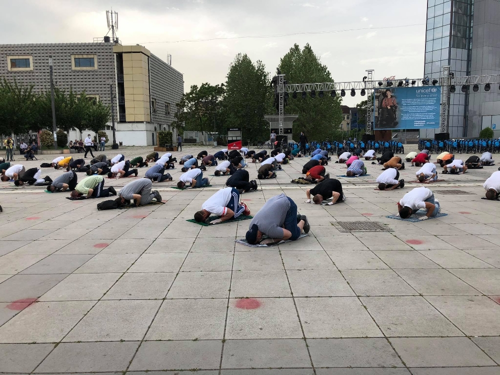 Kosova’da camilerin ibadete açılmaması protesto edildi