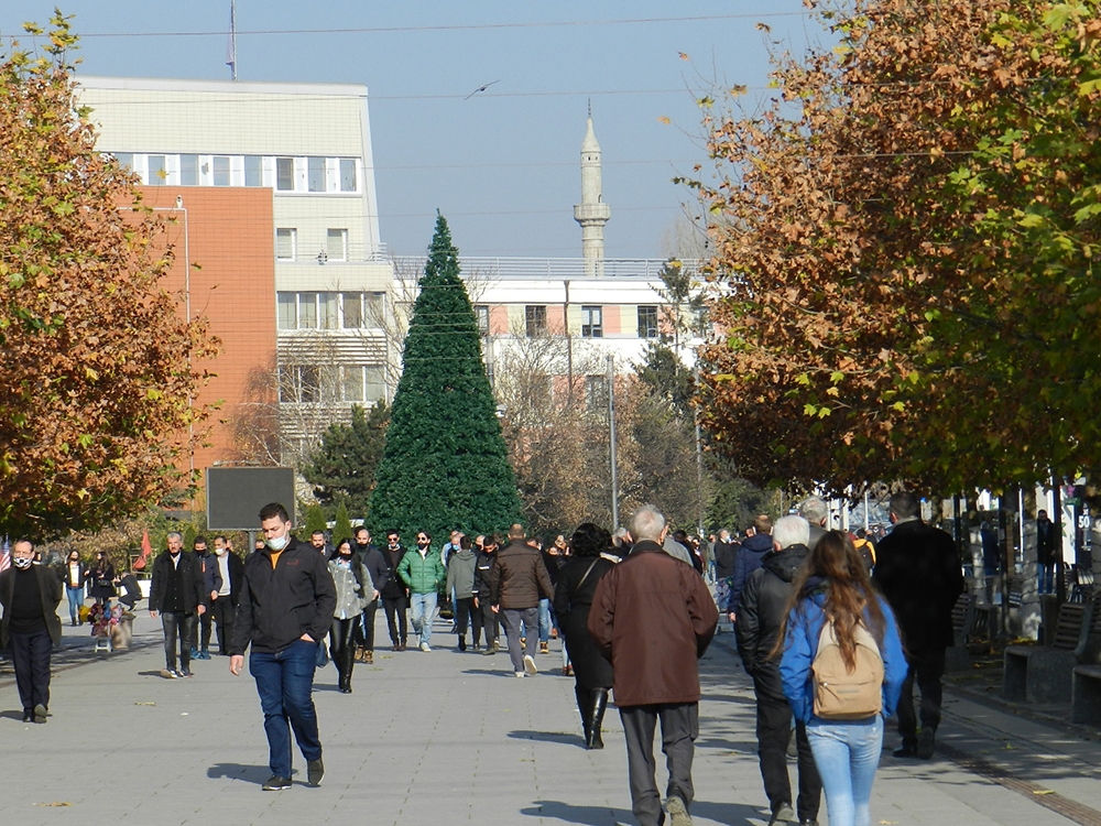 Kosova’da halk korona virüse aldırış etmeden sokakları doldurdu