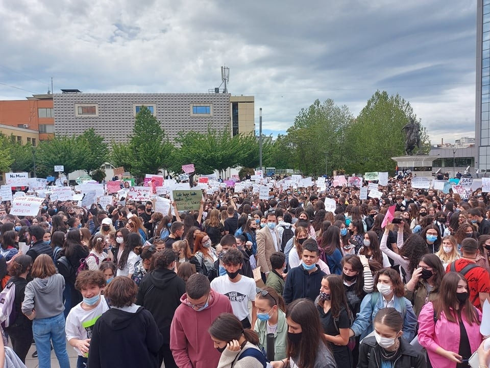 Kosova’da lise öğrencilerinden cinsel istismara karşı protesto