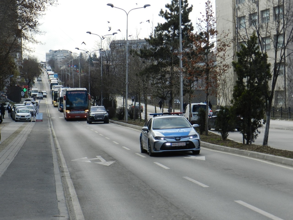 Kosova’da otobüs konvoylu protesto eylemi