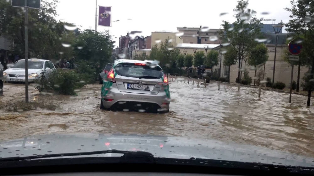 Kosova’da şiddetli yağış sonrası cadde ve sokaklar göle döndü