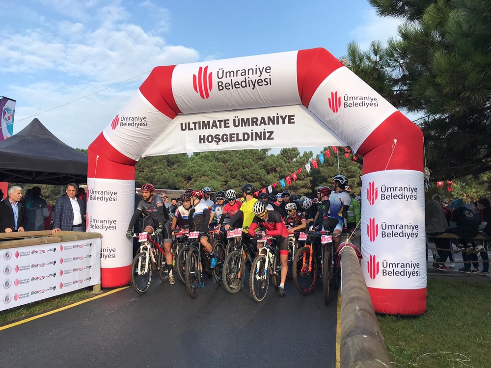 Koşuya Katılan Sporcular Halay Çekerek Isındılar