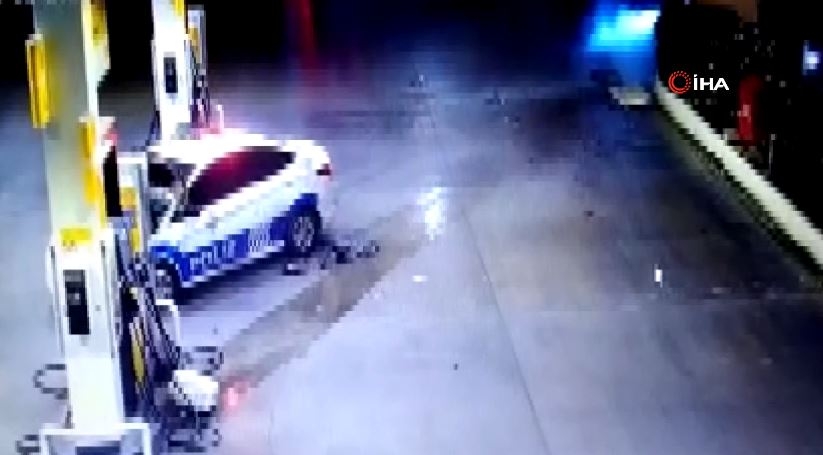 Kovalamacada kaçan aracın polis otosuna çarpma anının kamerada