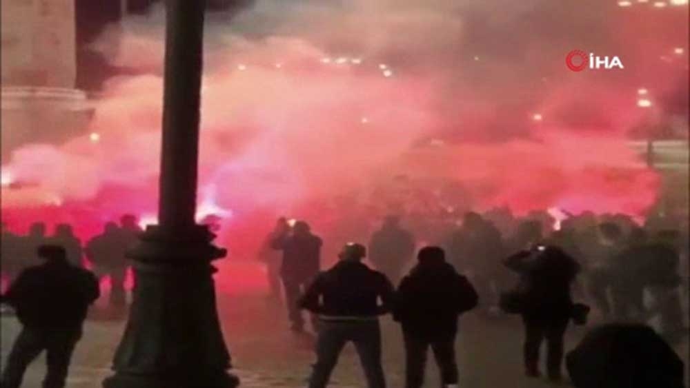 Kovid-19 tedbirlerini protesto eden aşırı sağcı grup polisle çatıştı