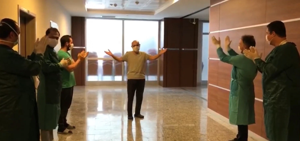 Kovid-19’u yenen doktoru mesai arkadaşları alkışlarla taburcu etti