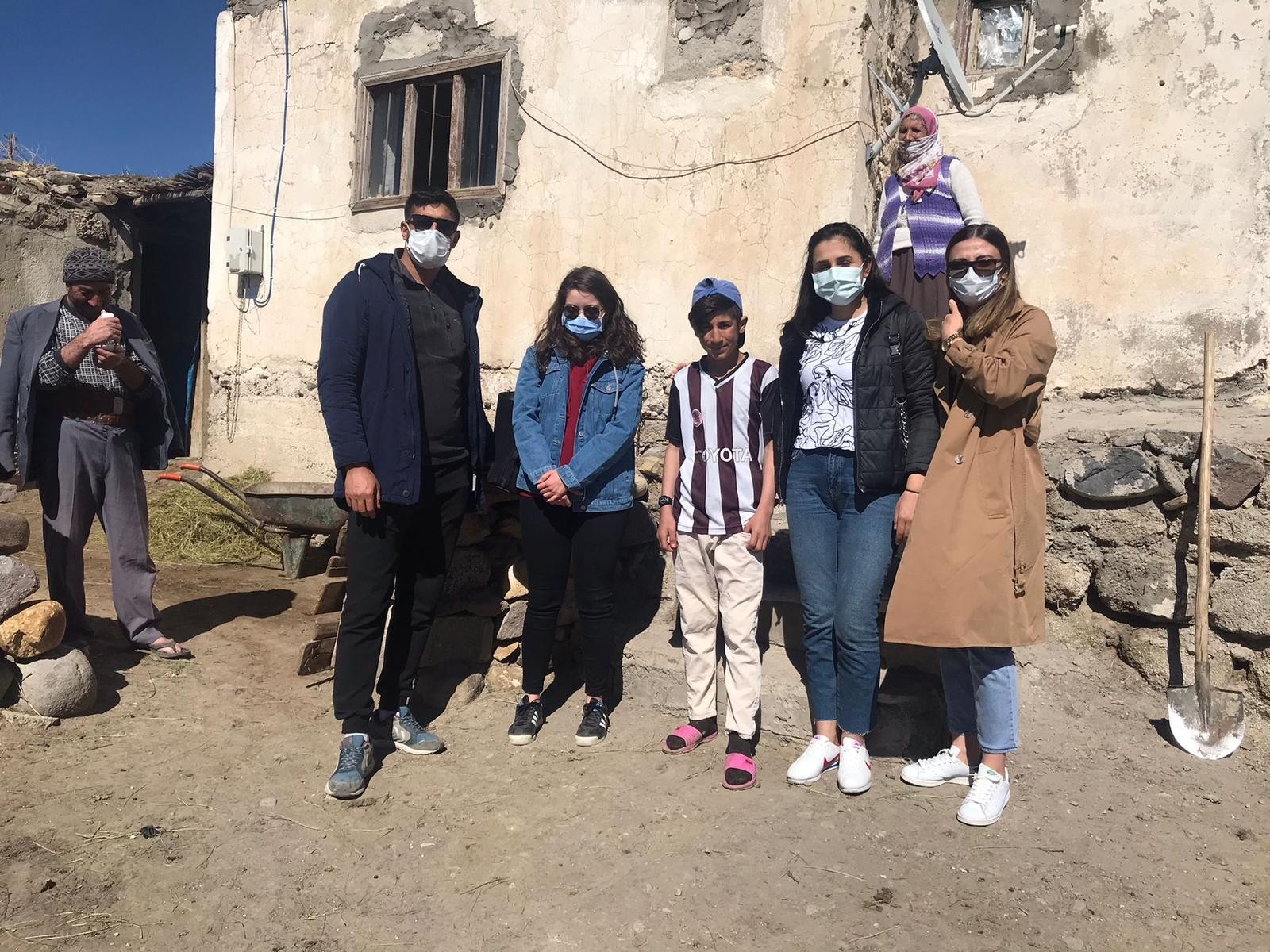 Koyun otlatan çocuğun bayrak hassasiyeti takdir topladı