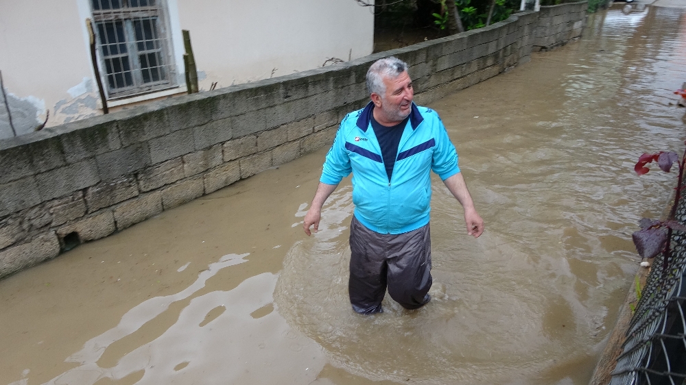 Kozan’da evler sular altında kaldı