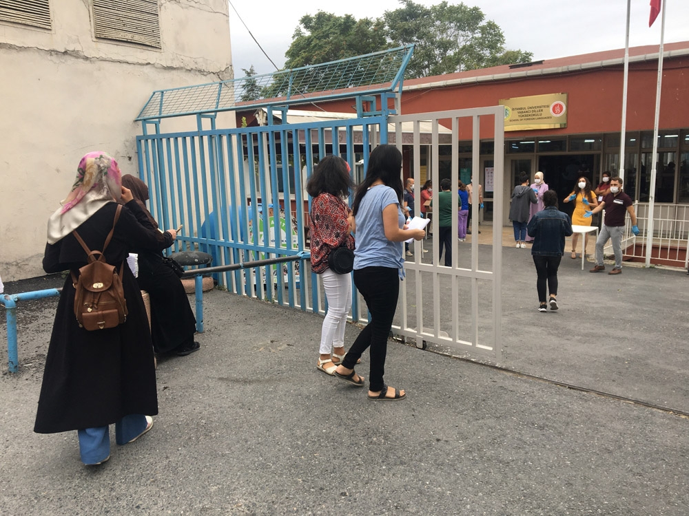 KPSS’ye giren adaylar sırada, yakınları dışarıda ter döktü