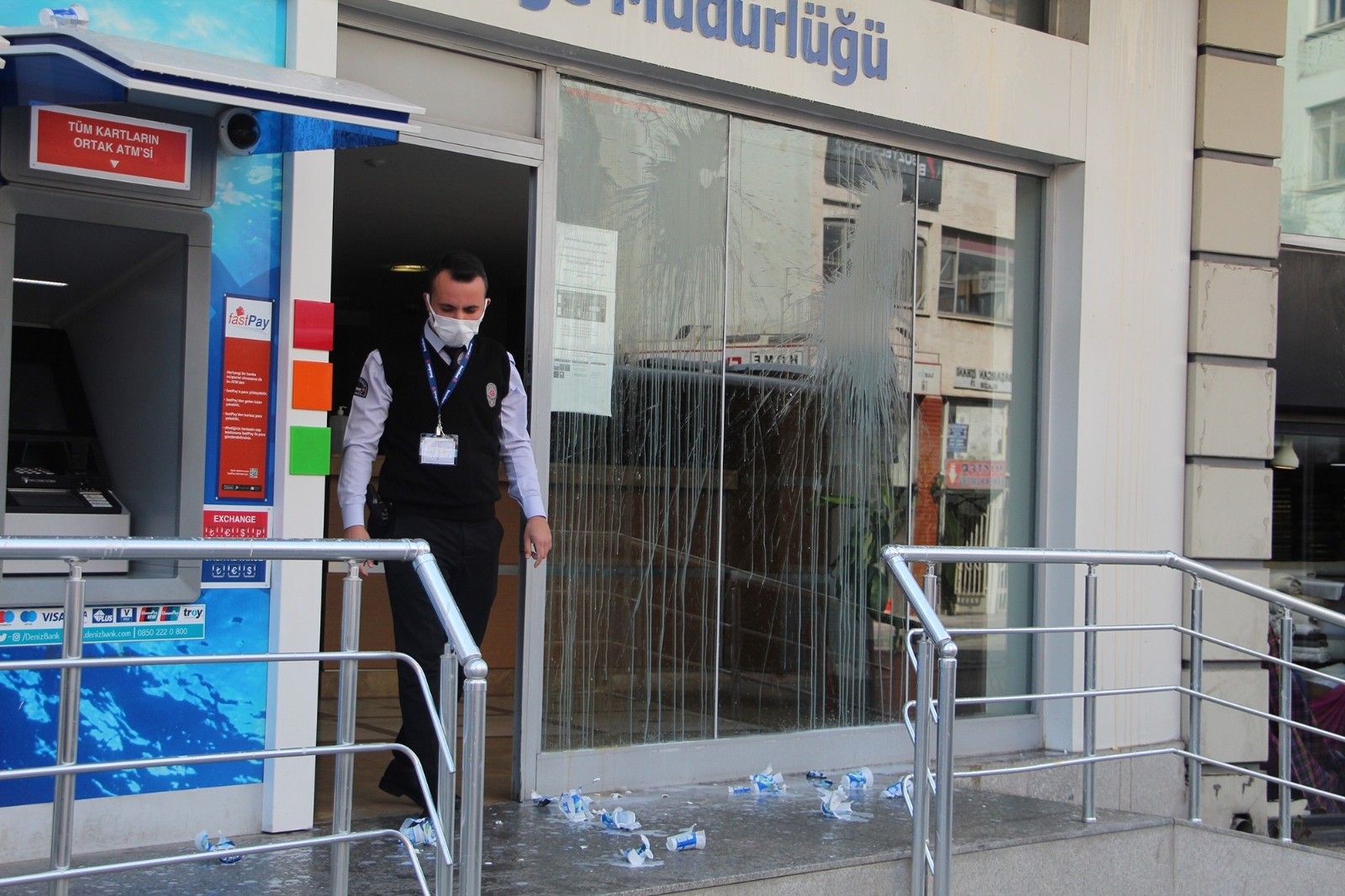 Kredi borcunu ödeyemediği banka şubesini ayran ve yumurtaya boyadı