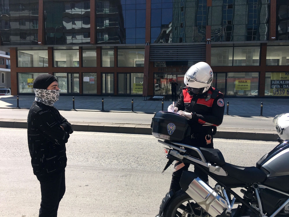Kredi kartı cezasından kaçarken para cezasına yakalandılar