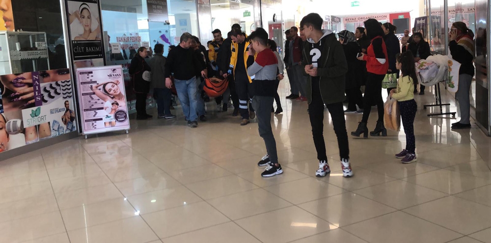 Kuaförde karısını bıçaklayıp rahat tavırlarla böyle kaçtı