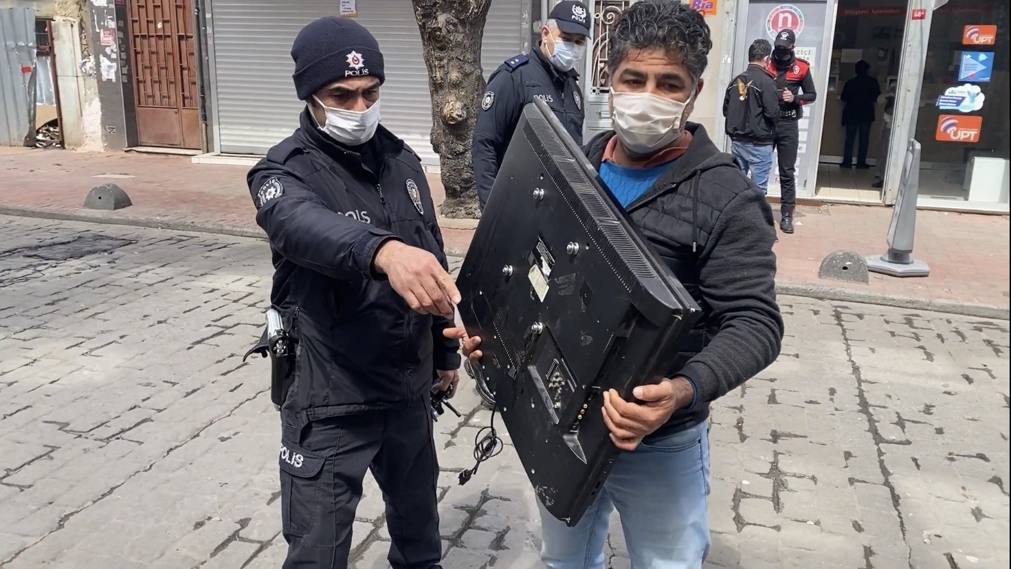 Kucağında çalıntı televizyonla denetimde olan polise yakalandı